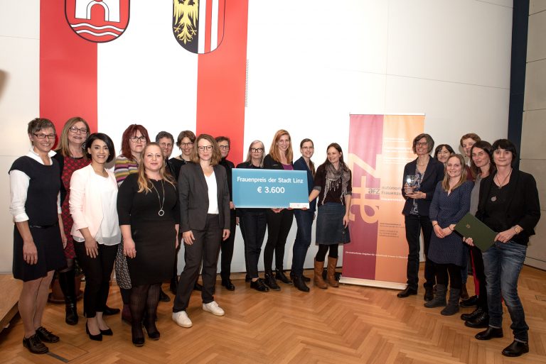verantwortliche Frauen des Frauenpreises der Stadt Linz sowie Team des autonomen Frauenzentrums.